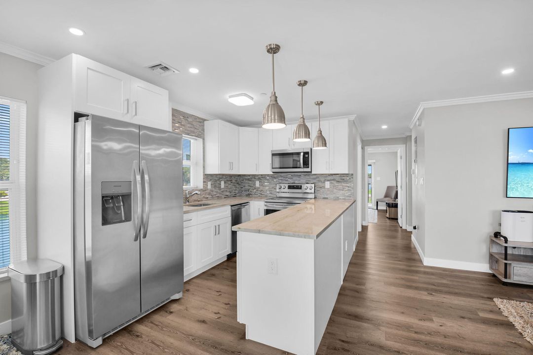 For Rent: $1,975 (2 beds, 2 baths, 920 Square Feet)