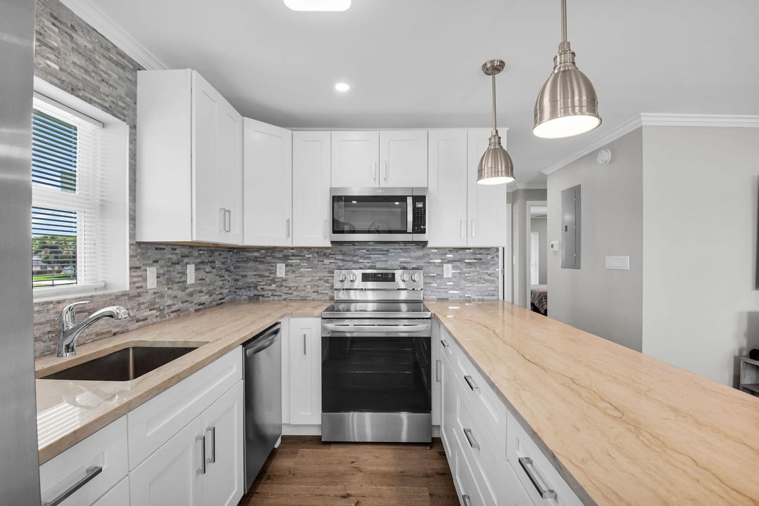 For Rent: $1,975 (2 beds, 2 baths, 920 Square Feet)