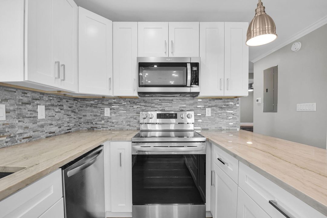 For Rent: $1,975 (2 beds, 2 baths, 920 Square Feet)