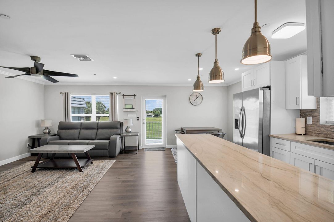 For Rent: $1,975 (2 beds, 2 baths, 920 Square Feet)