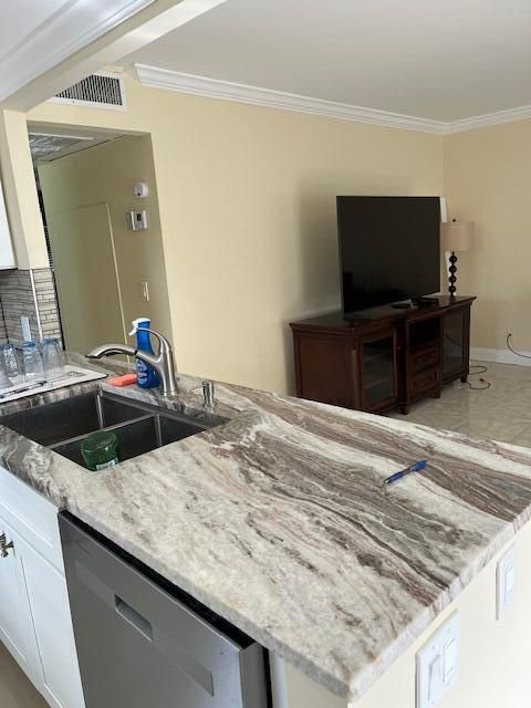 出租: $2,000 (2 贝兹, 2 浴室, 880 平方英尺)