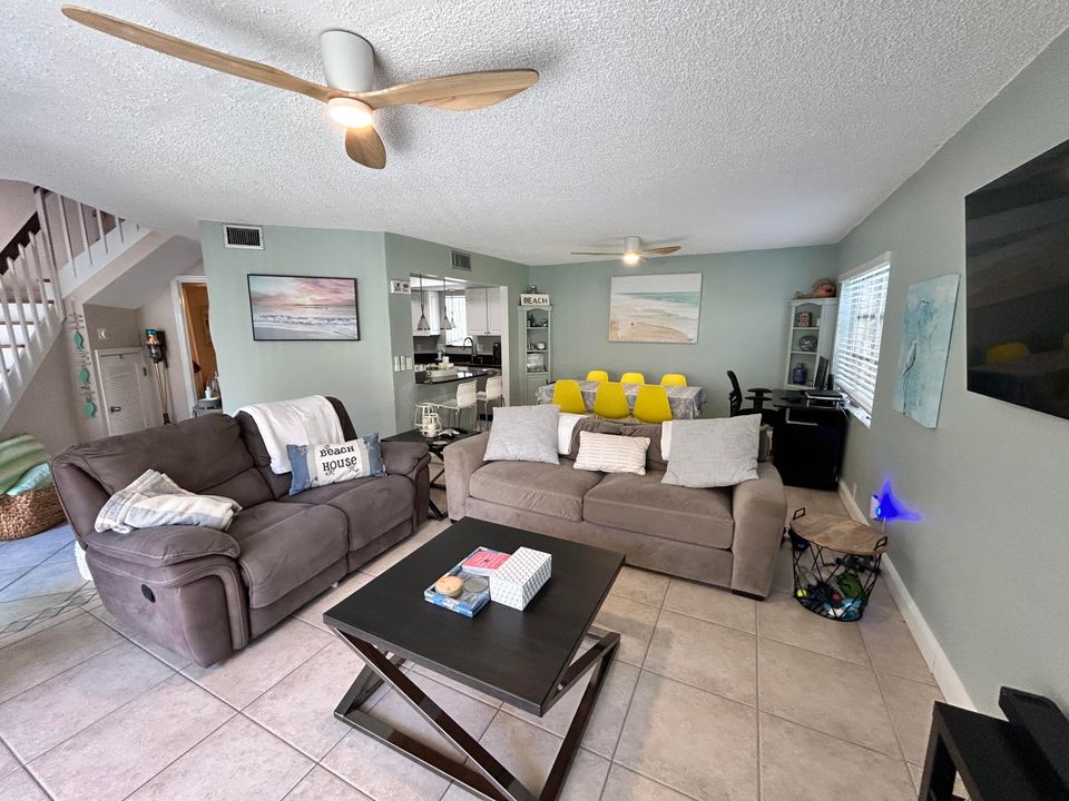 出租: $4,700 (2 贝兹, 2 浴室, 1250 平方英尺)