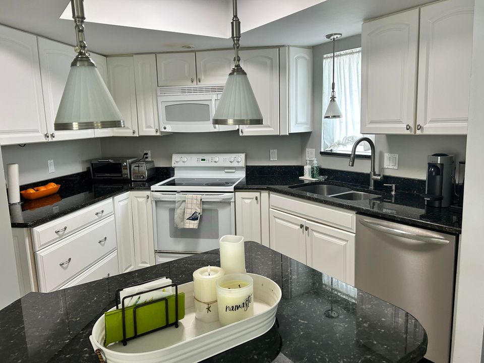 出租: $4,700 (2 贝兹, 2 浴室, 1250 平方英尺)