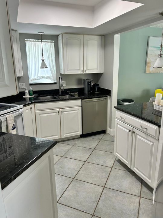 出租: $4,700 (2 贝兹, 2 浴室, 1250 平方英尺)