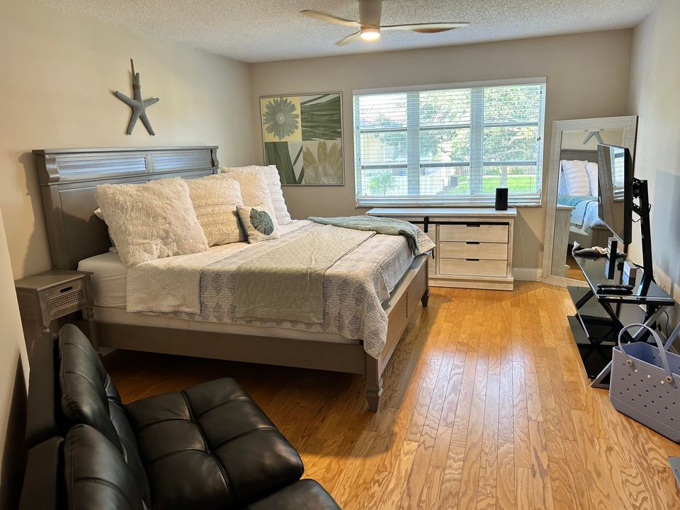 出租: $4,700 (2 贝兹, 2 浴室, 1250 平方英尺)