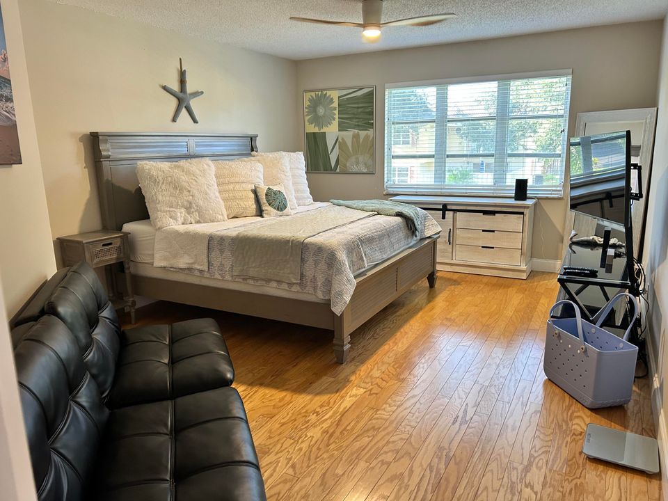 出租: $4,700 (2 贝兹, 2 浴室, 1250 平方英尺)