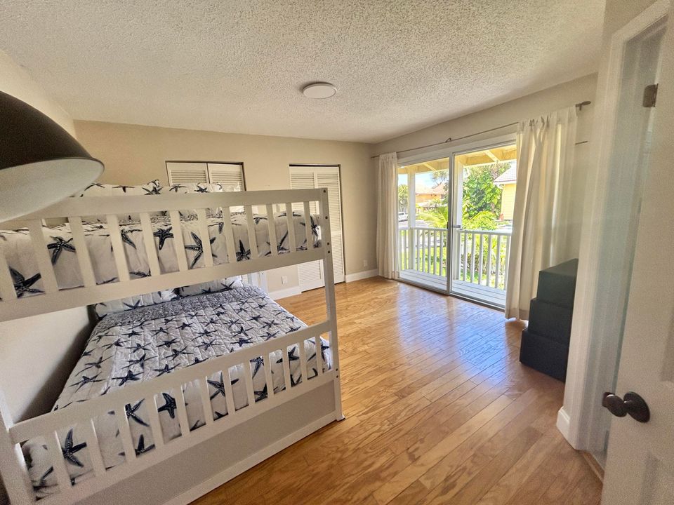 出租: $4,700 (2 贝兹, 2 浴室, 1250 平方英尺)