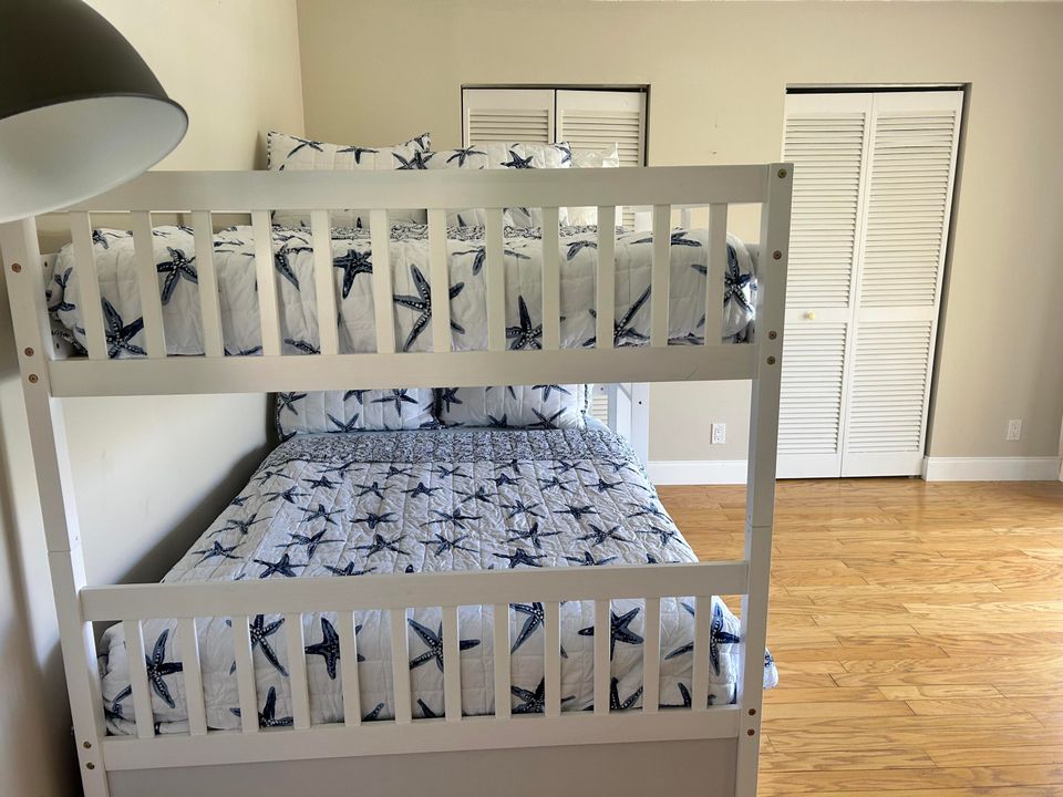 出租: $4,700 (2 贝兹, 2 浴室, 1250 平方英尺)