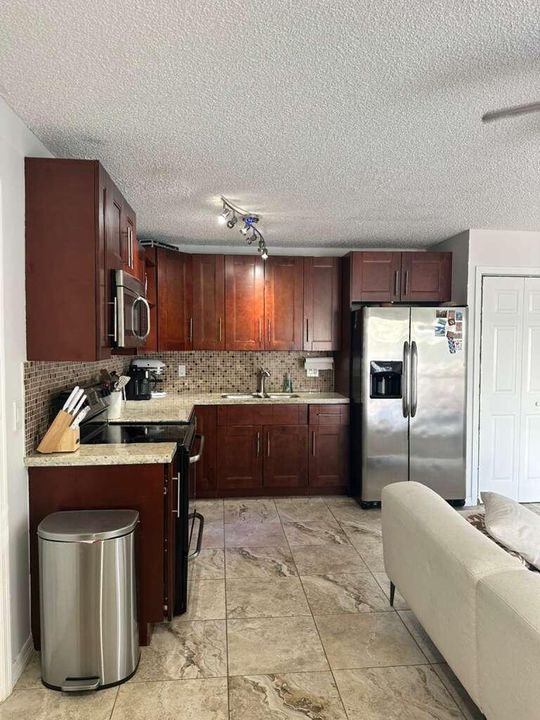 For Sale: $185,000 (1 beds, 1 baths, 627 Square Feet)