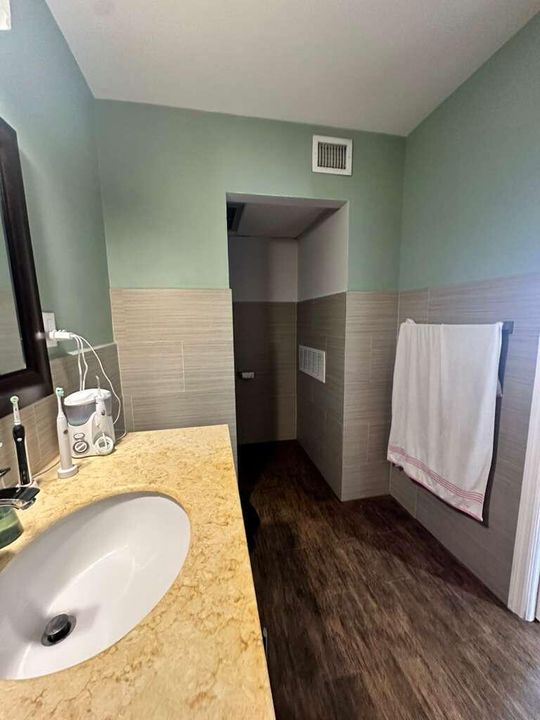 For Sale: $185,000 (1 beds, 1 baths, 627 Square Feet)