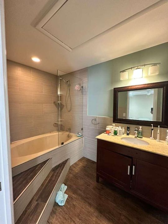 For Sale: $185,000 (1 beds, 1 baths, 627 Square Feet)