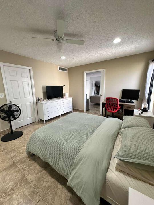 For Sale: $185,000 (1 beds, 1 baths, 627 Square Feet)