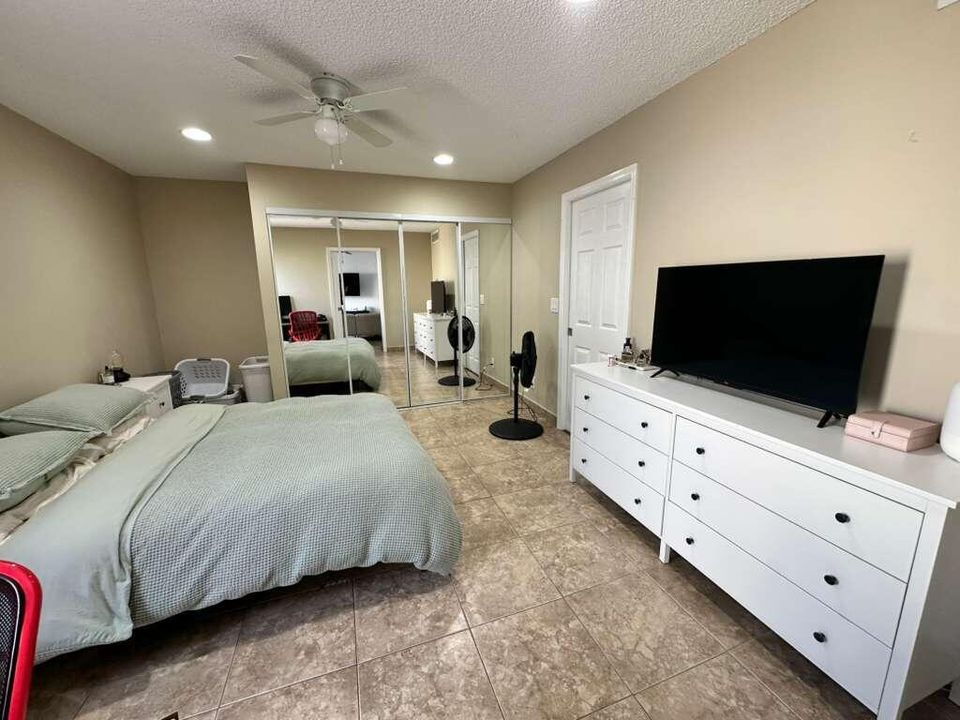 For Sale: $185,000 (1 beds, 1 baths, 627 Square Feet)