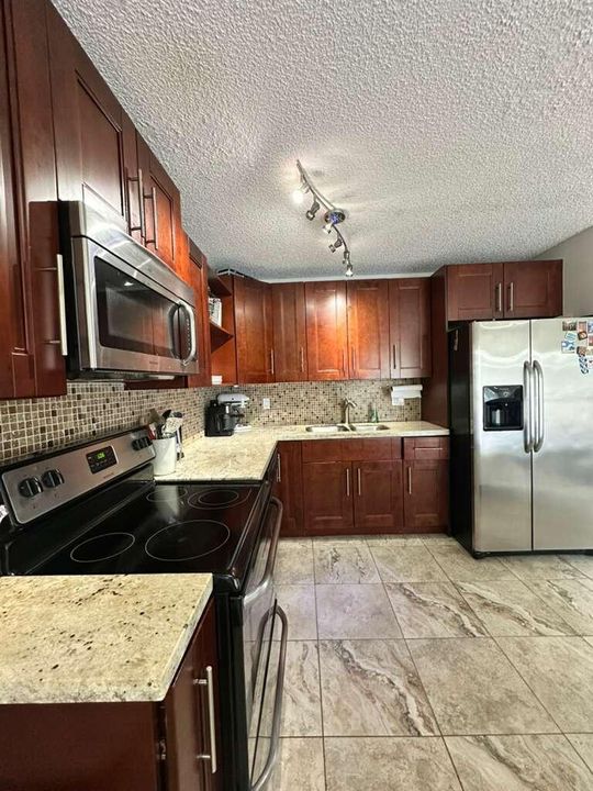 For Sale: $185,000 (1 beds, 1 baths, 627 Square Feet)