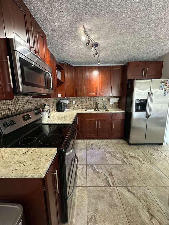 For Sale: $185,000 (1 beds, 1 baths, 627 Square Feet)