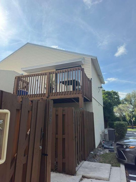 For Sale: $185,000 (1 beds, 1 baths, 627 Square Feet)