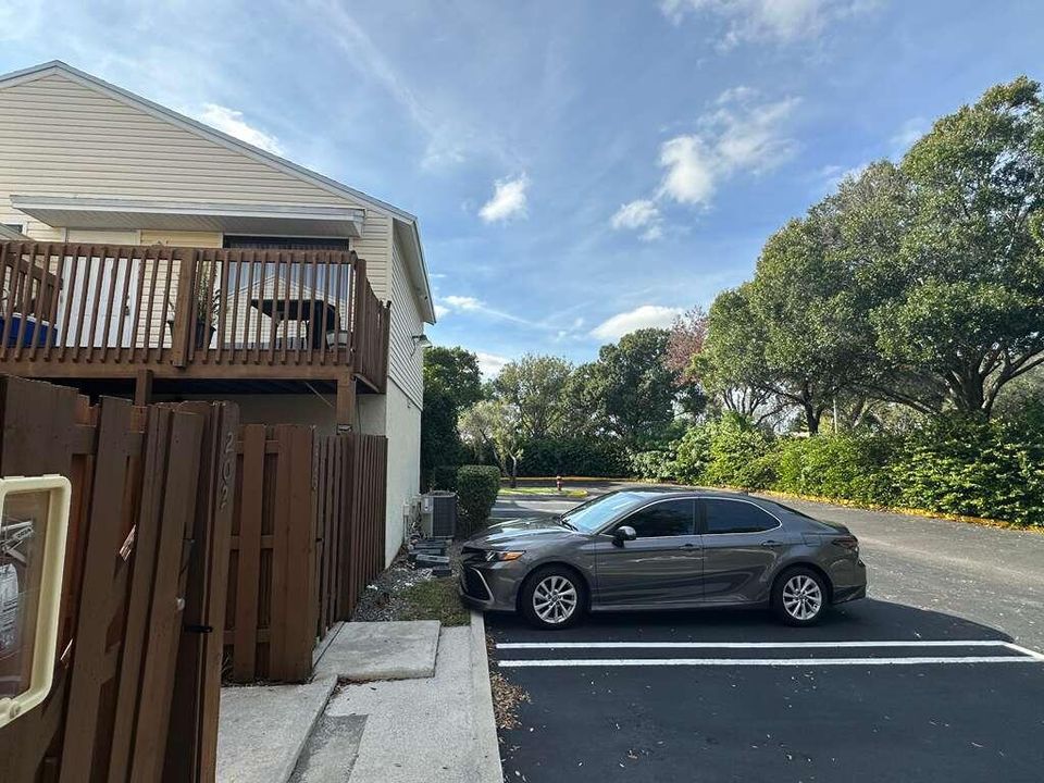 For Sale: $185,000 (1 beds, 1 baths, 627 Square Feet)