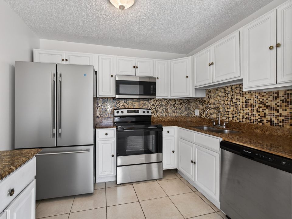 На продажу: $249,900 (2 спален, 2 ванн, 948 Квадратных фут)