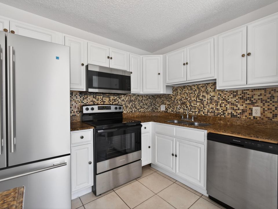 На продажу: $249,900 (2 спален, 2 ванн, 948 Квадратных фут)