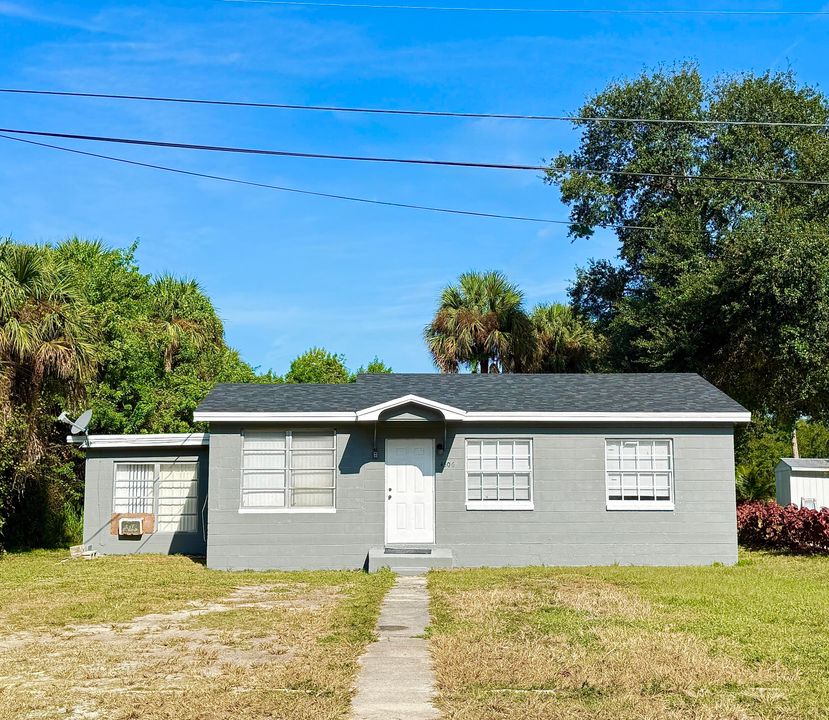 For Rent: $1,750 (3 beds, 2 baths, 900 Square Feet)