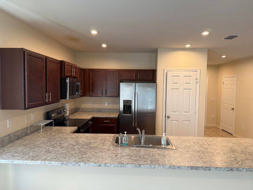 For Rent: $2,100 (3 beds, 2 baths, 1638 Square Feet)