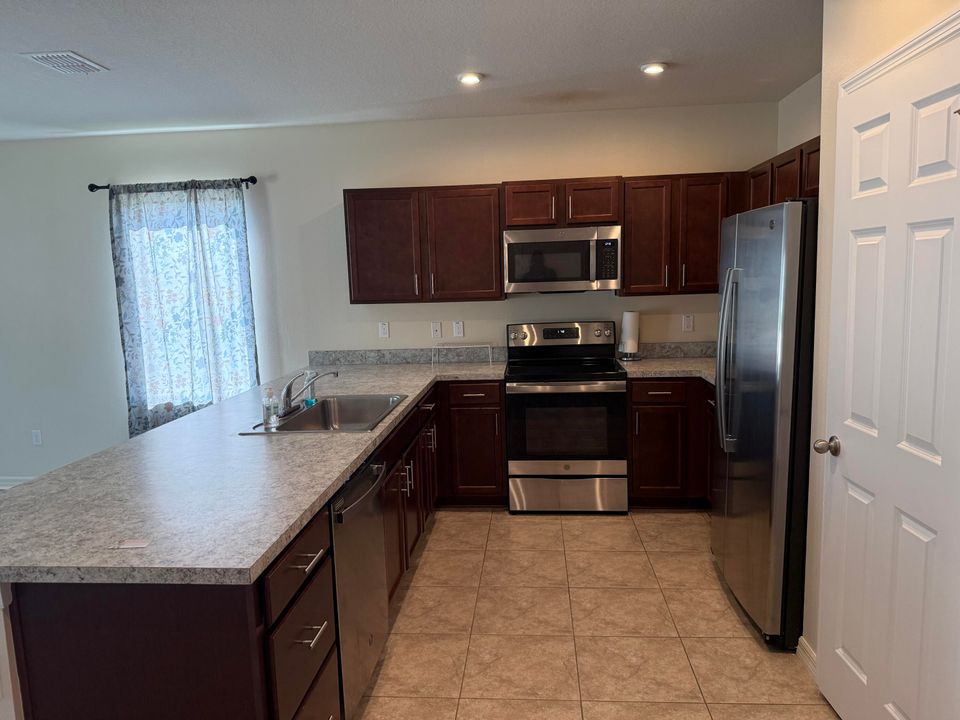 For Rent: $2,100 (3 beds, 2 baths, 1638 Square Feet)