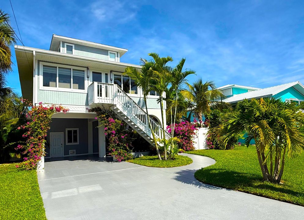 For Sale: $1,900,000 (4 beds, 2 baths, 1994 Square Feet)