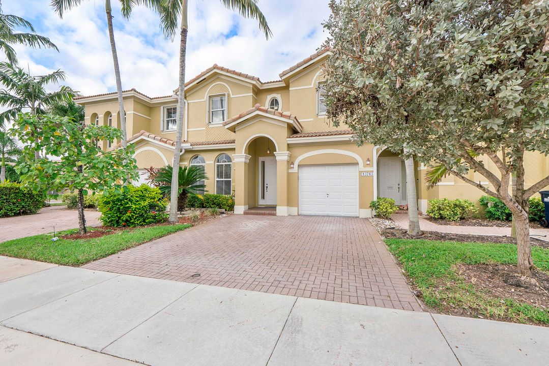 En Venta: $575,000 (4 camas, 2 baños, 2102 Pies cuadrados)