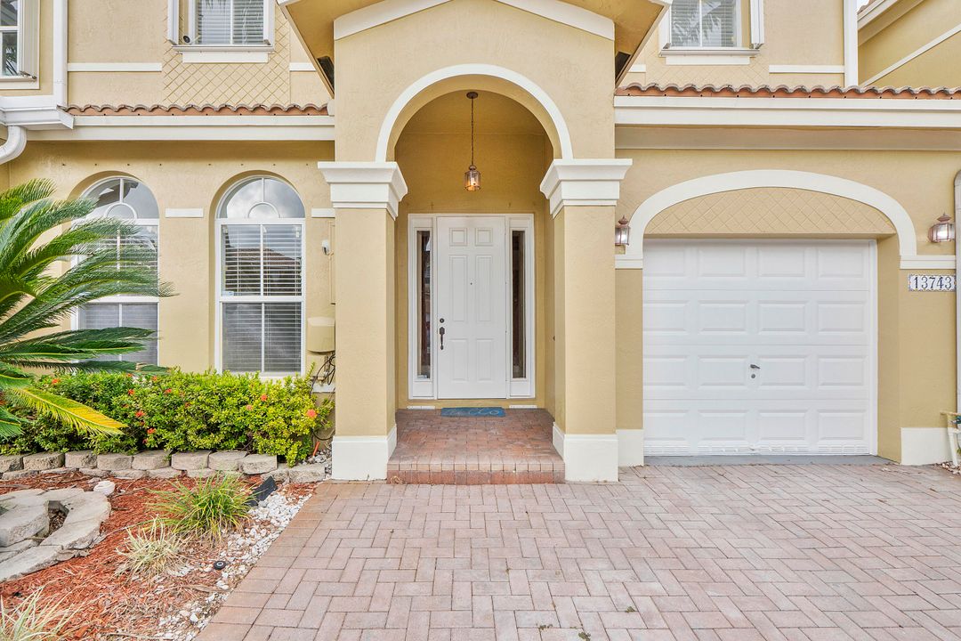 En Venta: $575,000 (4 camas, 2 baños, 2102 Pies cuadrados)