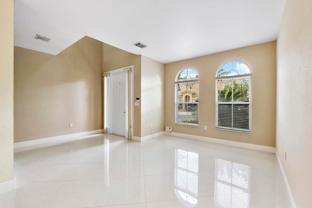 En Venta: $575,000 (4 camas, 2 baños, 2102 Pies cuadrados)