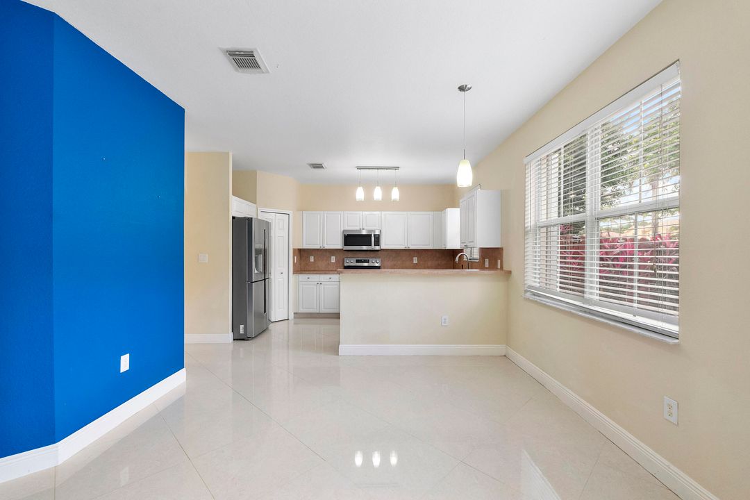 En Venta: $575,000 (4 camas, 2 baños, 2102 Pies cuadrados)