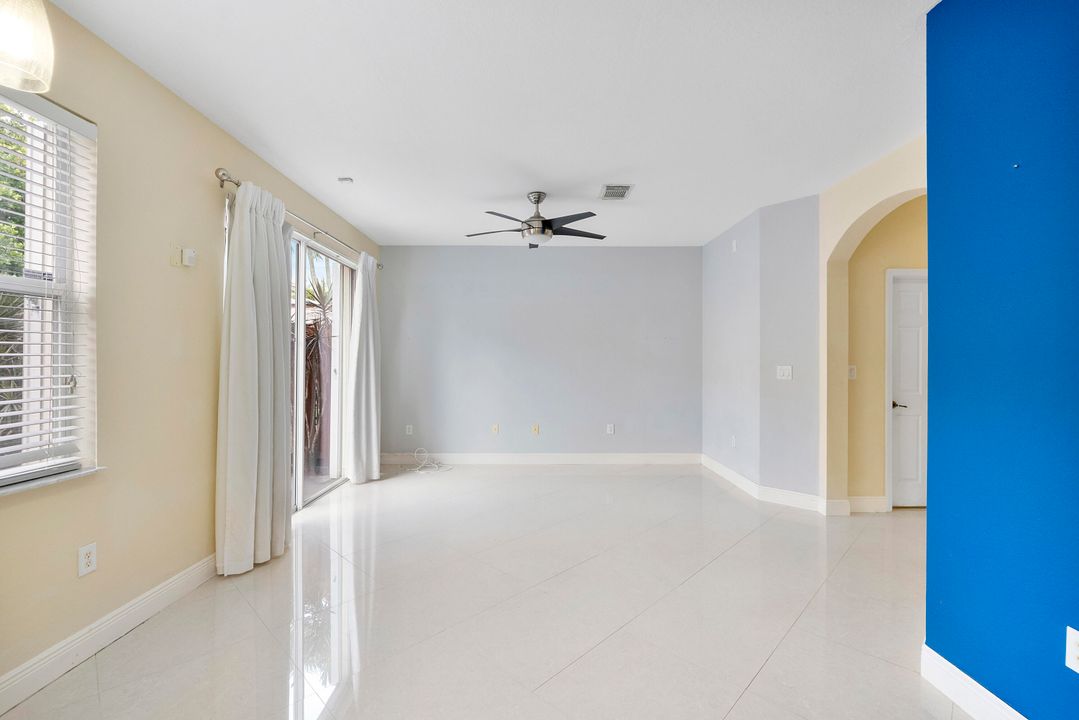 En Venta: $575,000 (4 camas, 2 baños, 2102 Pies cuadrados)