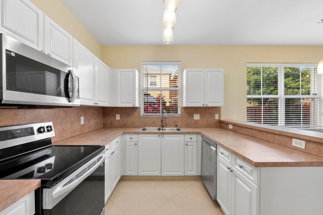 En Venta: $575,000 (4 camas, 2 baños, 2102 Pies cuadrados)