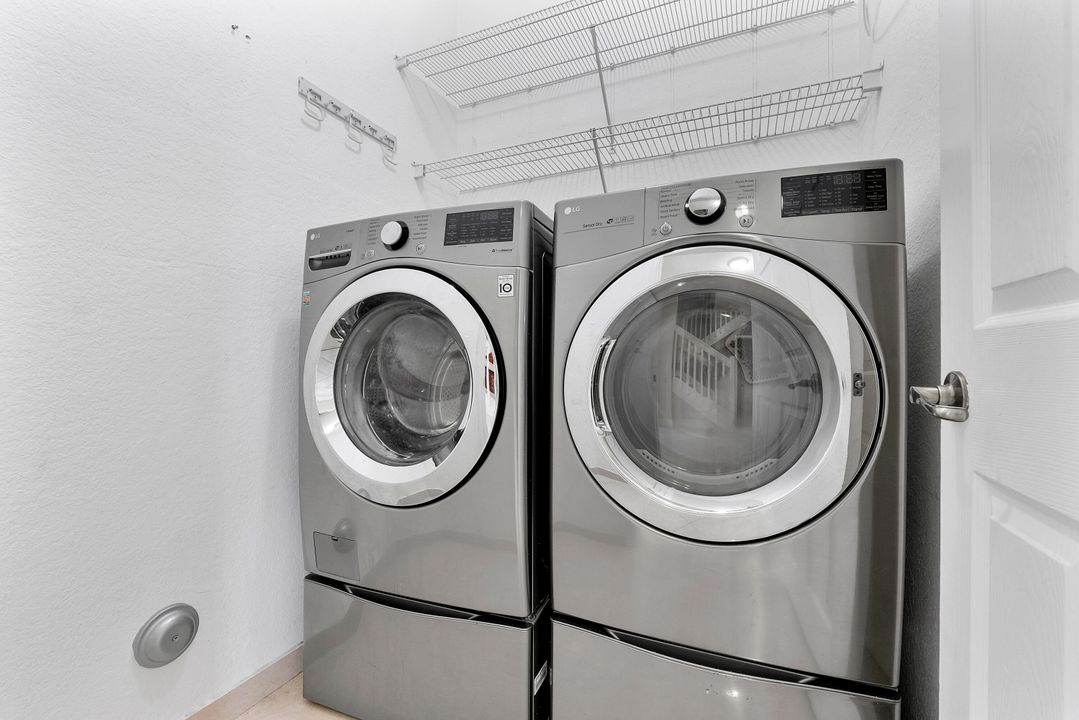 En Venta: $575,000 (4 camas, 2 baños, 2102 Pies cuadrados)