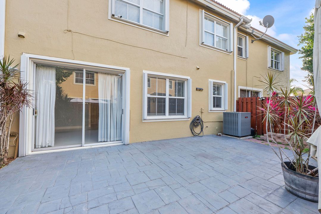 En Venta: $575,000 (4 camas, 2 baños, 2102 Pies cuadrados)