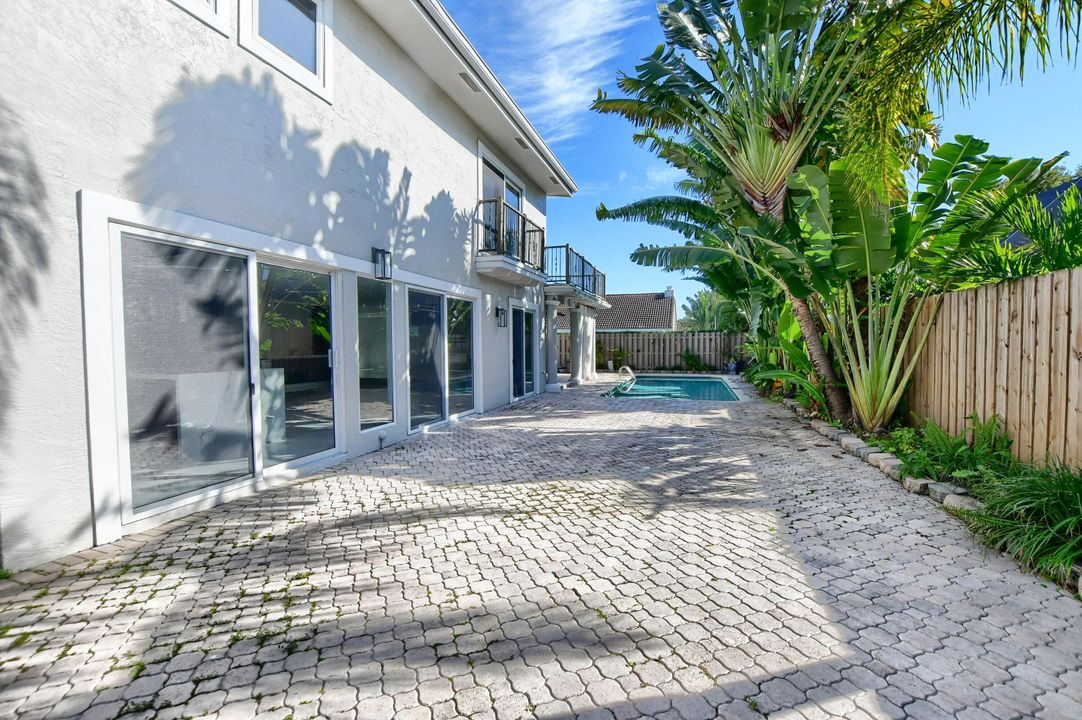 For Sale: $1,525,000 (5 beds, 4 baths, 3853 Square Feet)