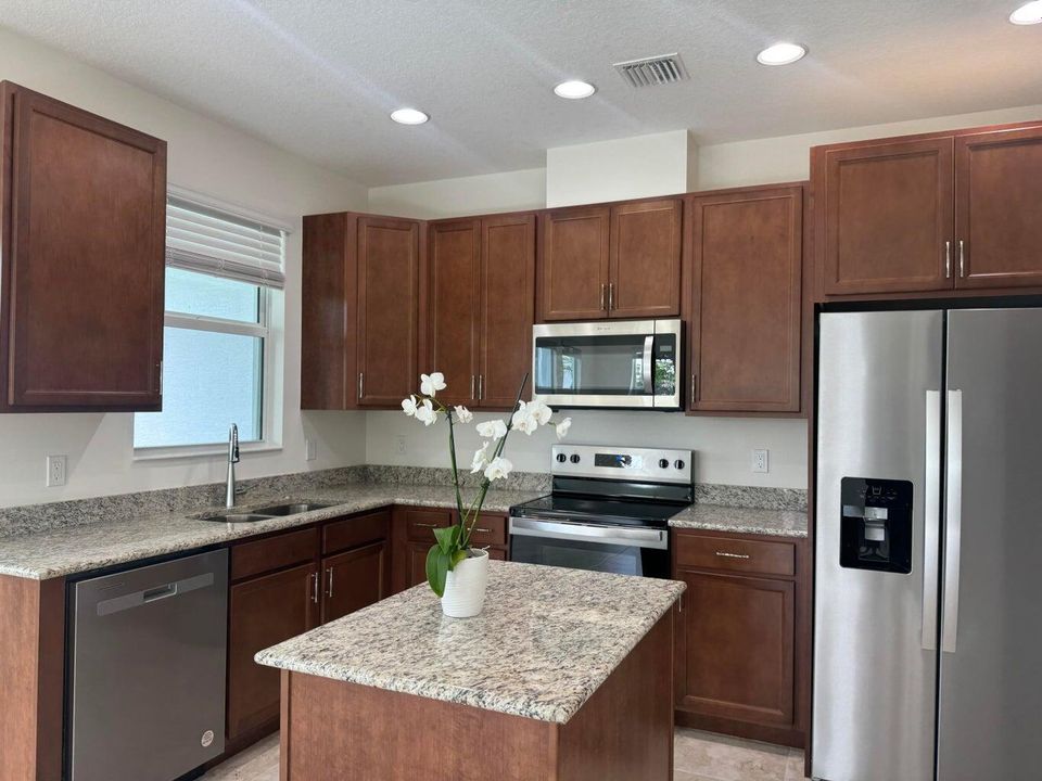 For Rent: $3,499 (4 beds, 3 baths, 2010 Square Feet)