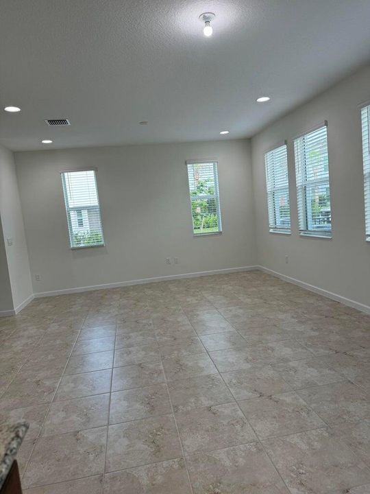 For Rent: $3,499 (4 beds, 3 baths, 2010 Square Feet)