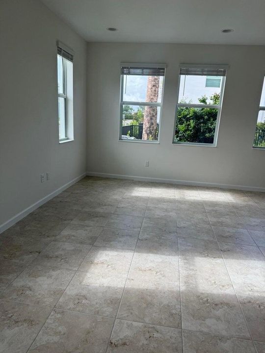 For Rent: $3,499 (4 beds, 3 baths, 2010 Square Feet)