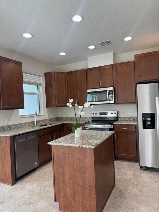 For Rent: $3,499 (4 beds, 3 baths, 2010 Square Feet)