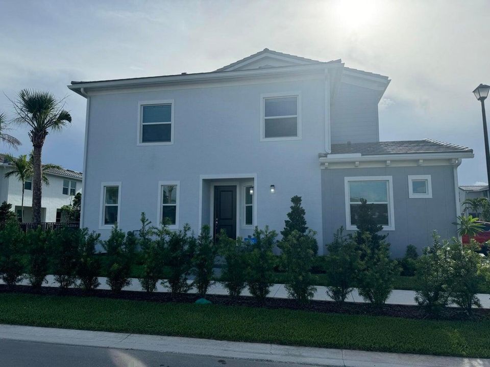 For Rent: $3,499 (4 beds, 3 baths, 2010 Square Feet)