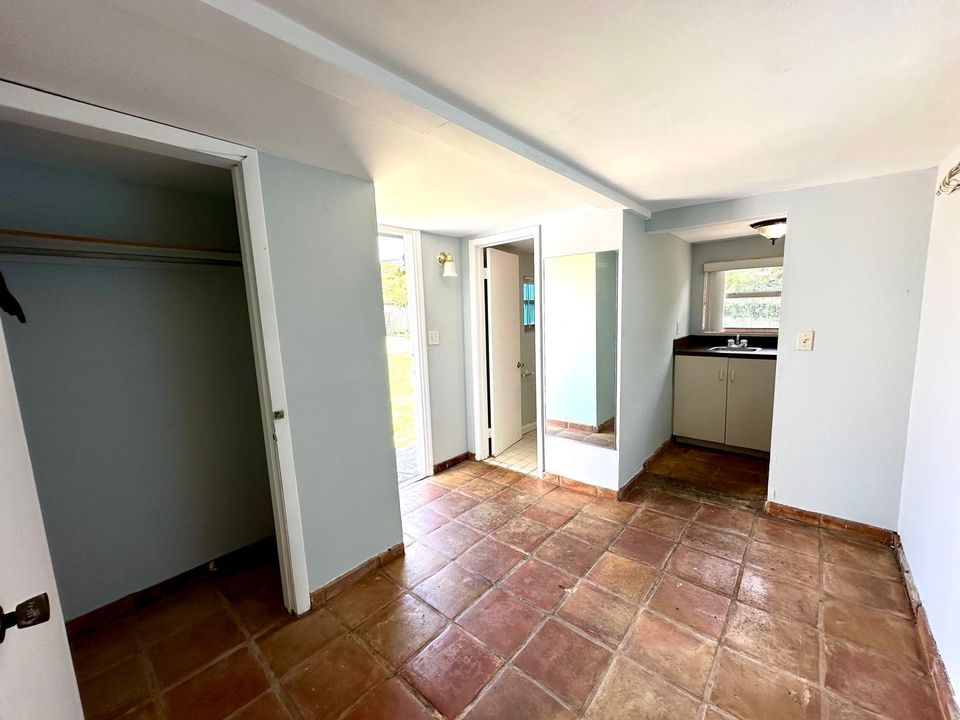 For Rent: $975 (0 beds, 1 baths, 450 Square Feet)