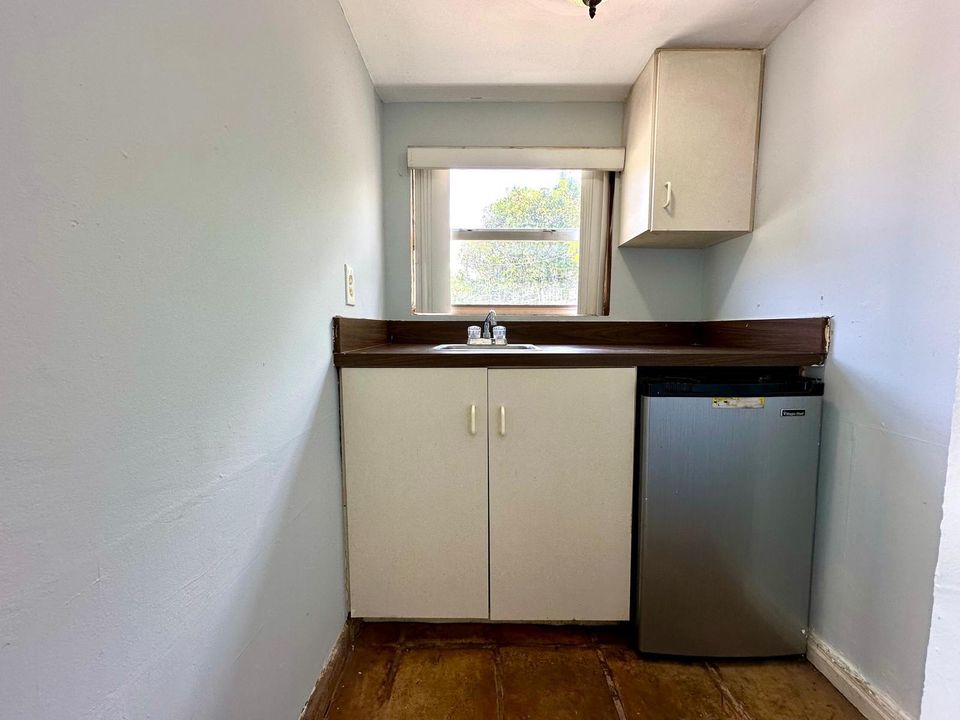 For Rent: $975 (0 beds, 1 baths, 450 Square Feet)