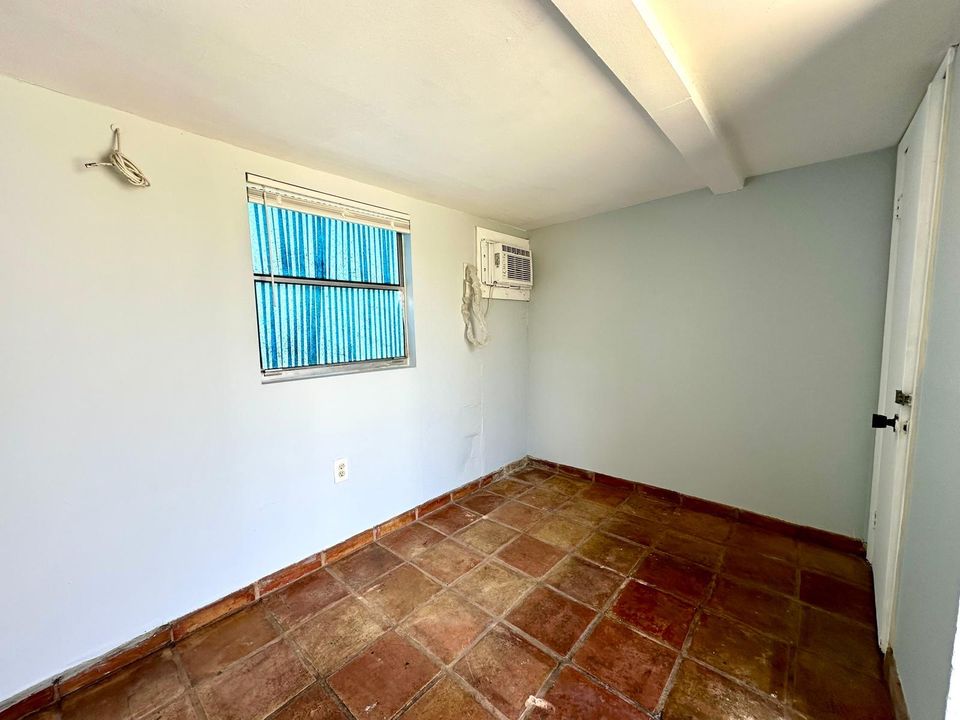 For Rent: $975 (0 beds, 1 baths, 450 Square Feet)