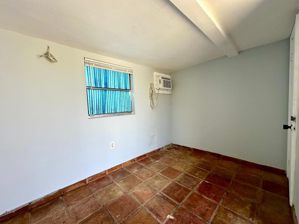 For Rent: $975 (0 beds, 1 baths, 450 Square Feet)