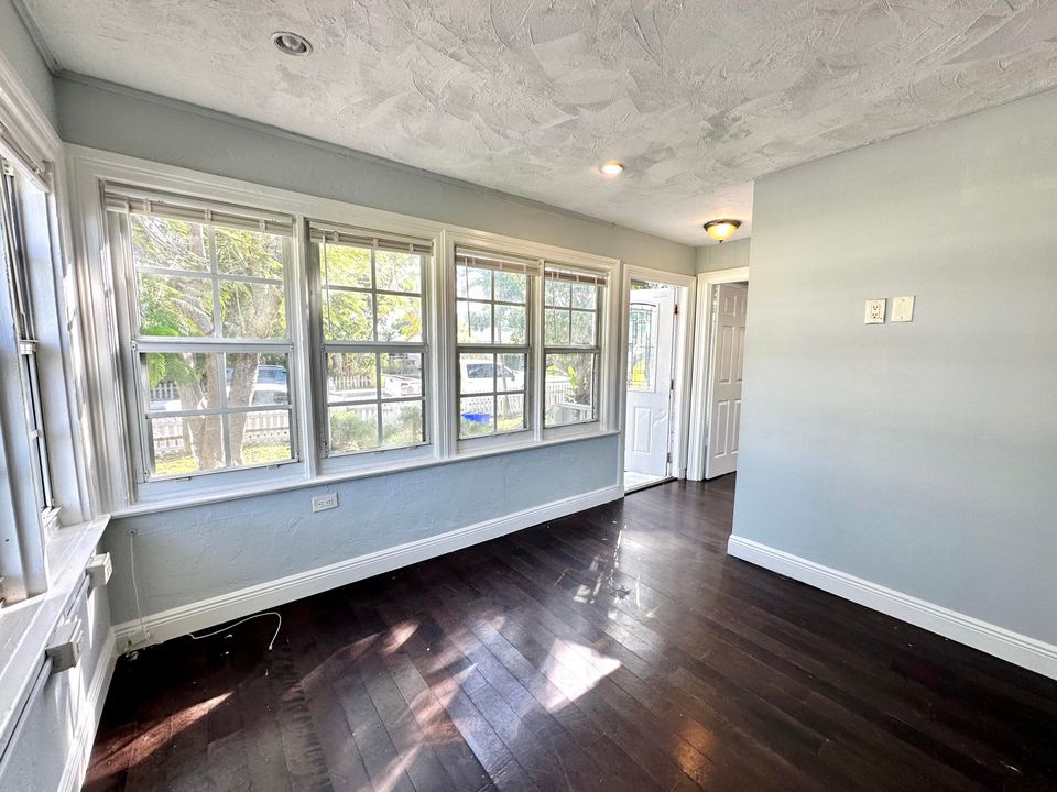 En Renta: $2,650 (3 camas, 2 baños, 2390 Pies cuadrados)