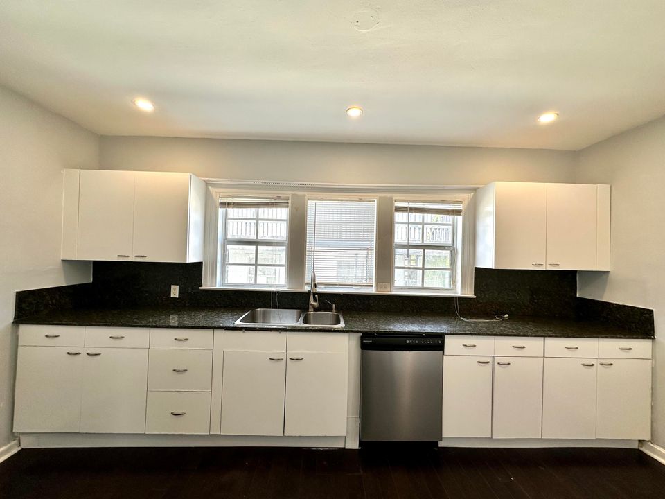 En Renta: $2,650 (3 camas, 2 baños, 2390 Pies cuadrados)