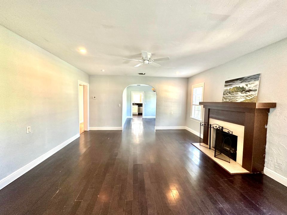 En Renta: $2,650 (3 camas, 2 baños, 2390 Pies cuadrados)