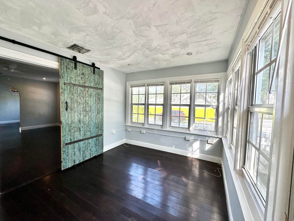 En Renta: $2,650 (3 camas, 2 baños, 2390 Pies cuadrados)