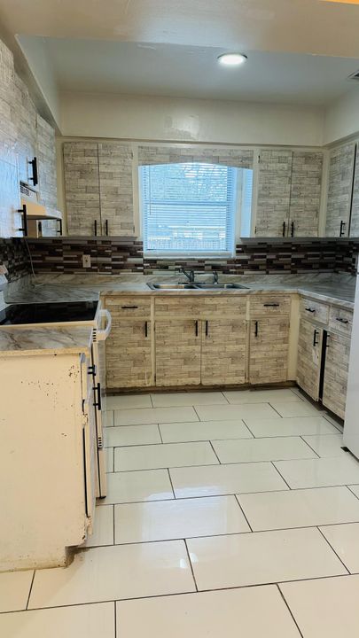 For Rent: $2,900 (3 beds, 1 baths, 1200 Square Feet)